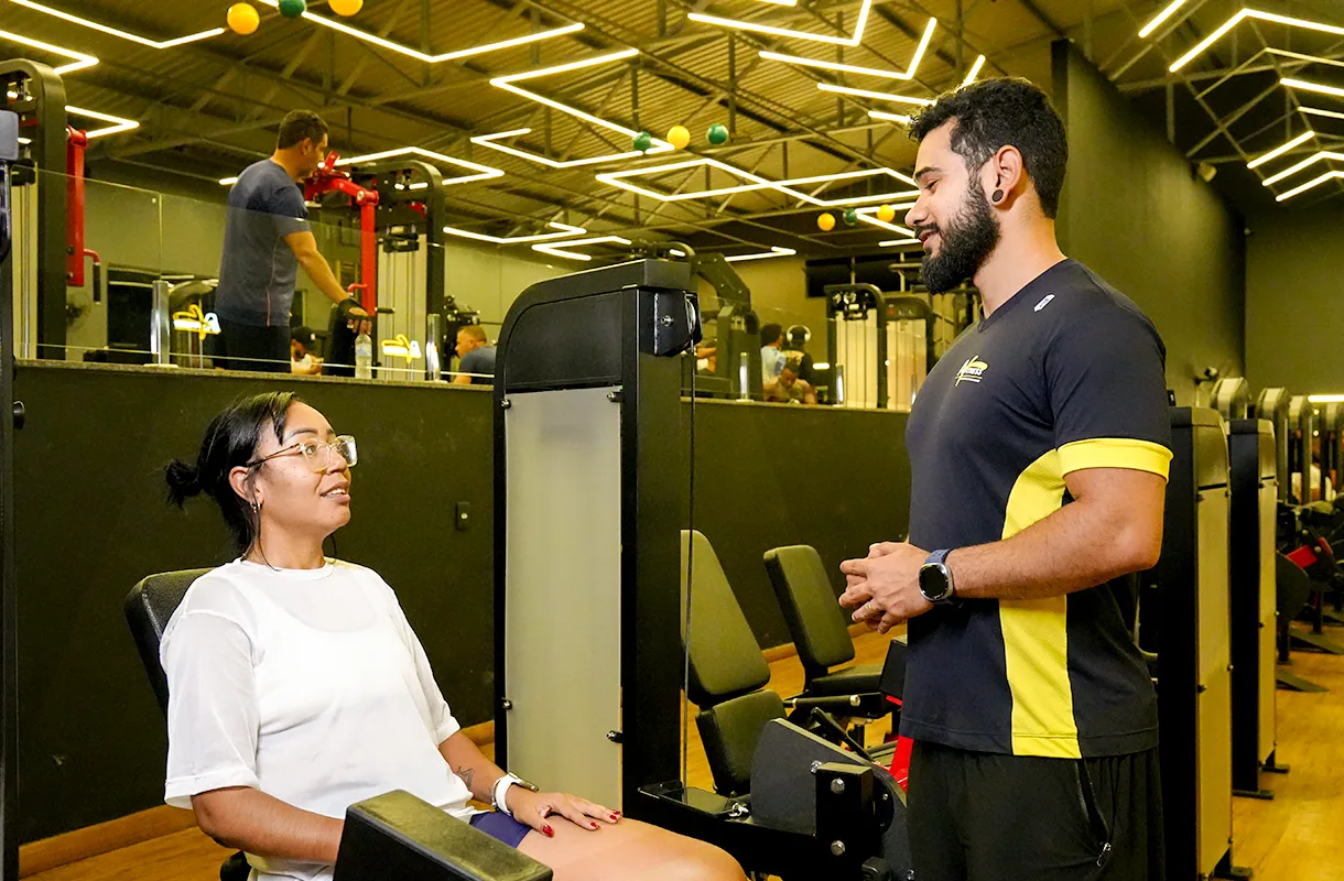 Professor orientando aluno A+ Fitness